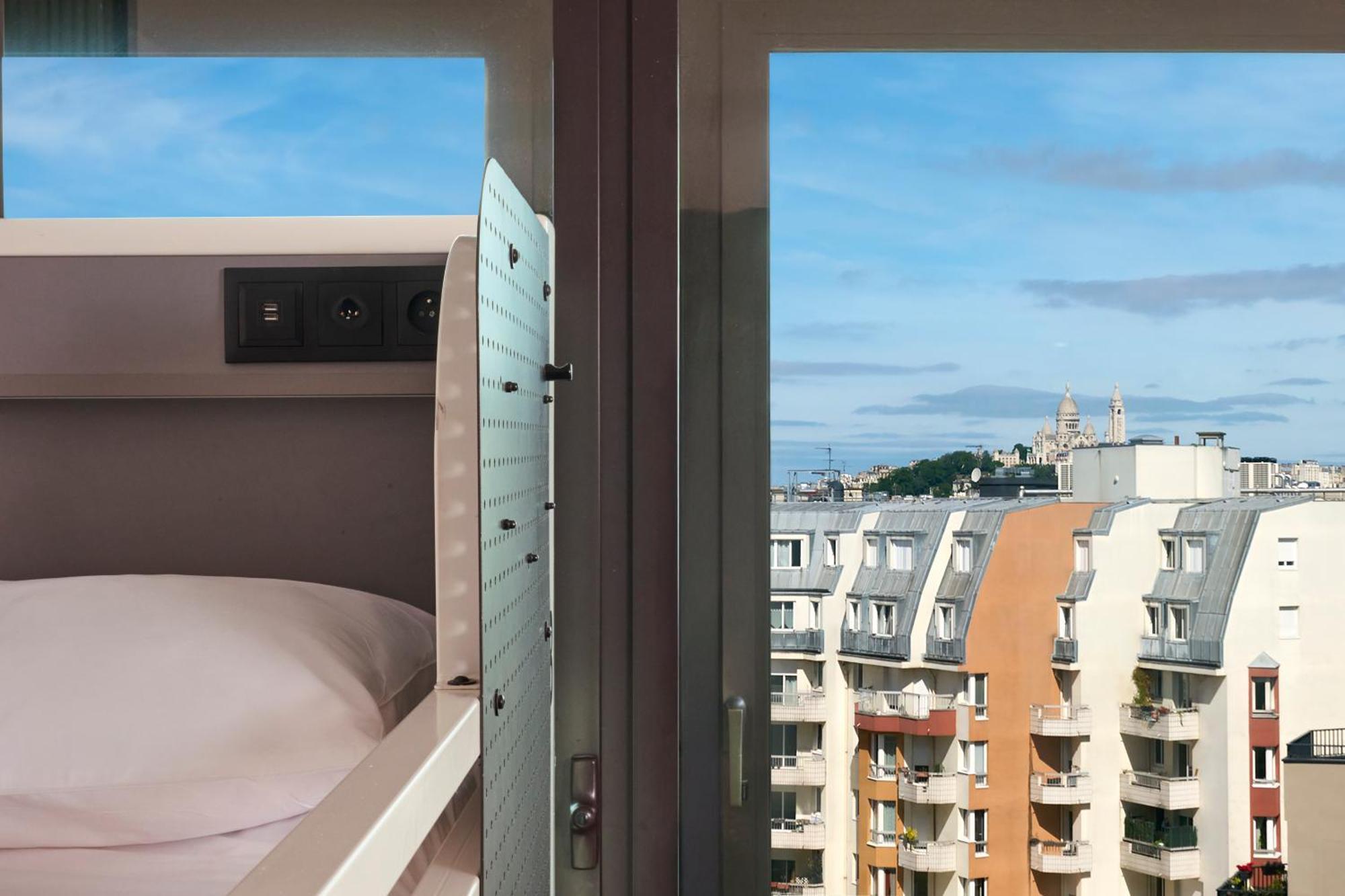 Cama en habitación compartida femenina de 8 camas